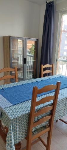 una mesa con un mantel azul encima en Costa del Azahar en Torreblanca