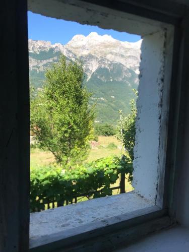 una ventana abierta con vistas a la montaña en Marash Rrgalla Guesthouse, en Theth
