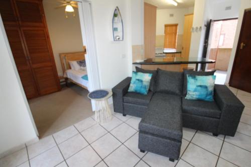 uma sala de estar com um sofá e uma mesa em See Uitsig 7 em Margate