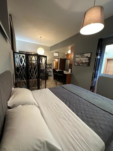 雅典的住宿－Elegant Escapes 5，一间带白色大床的卧室和一间客厅