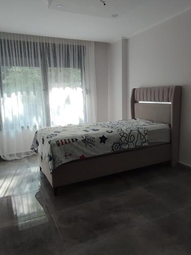1 dormitorio con 1 cama en una habitación con ventanas en çamlıbel şelale villaları, en Alanya