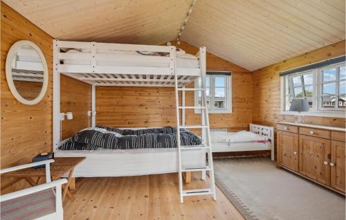 Lovely Home In Mesinge With Wifi في Mesinge: غرفة نوم مع أسرة بطابقين في كابينة خشبية
