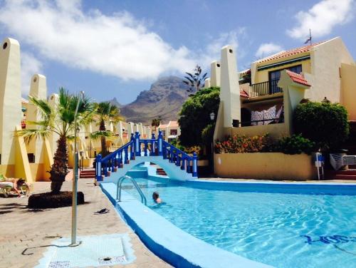a swimming pool with a slide in a resort at Precioso y nuevo apartamento de 1 habitación en Mareverde in Adeje