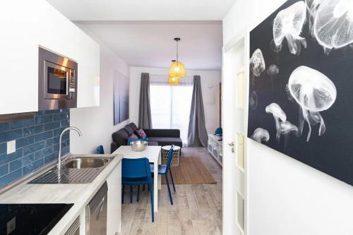 Una cocina con un fregadero y una mesa en una habitación. en Los Alamos de Cotillo, en Cotillo