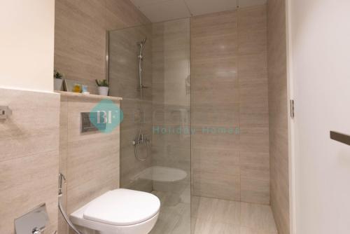 een badkamer met een douche, een toilet en een wastafel bij Spectacular Studio In Oasis in Al Qurayyah