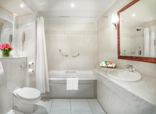 een witte badkamer met een toilet en een wastafel bij Clayton Hotel & Leisure Club Sligo in Sligo