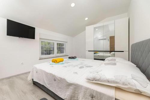 Voodi või voodid majutusasutuse VILLA GEORGE z ogrevanim bazenom in vrtno kuhinjo toas