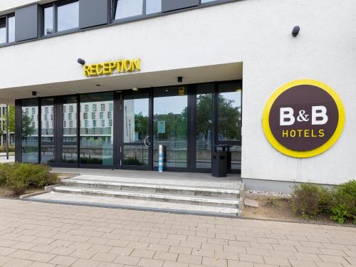 duży budynek z tabliczką hotelu bbb w obiekcie B&B Hotel Duisburg Hbf-Süd w mieście Duisburg