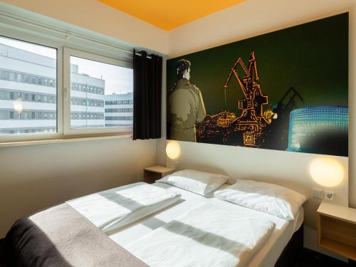 Tempat tidur dalam kamar di B&B Hotel Duisburg Hbf-Süd