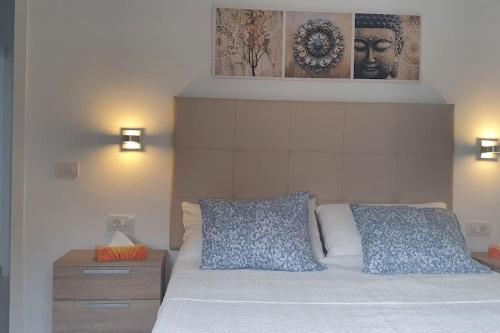 una camera con un letto con due cuscini blu di Casa Sandra, private saltwater pool and garden a Tacoronte