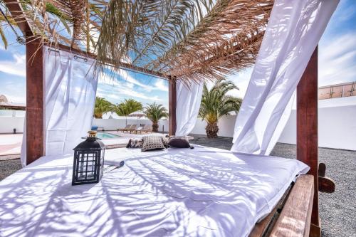 Katil atau katil-katil dalam bilik di Casa Guayre - Private Pool, BBQ, Air-Con and Ping-Pong By Lanzarote Vacation Homes