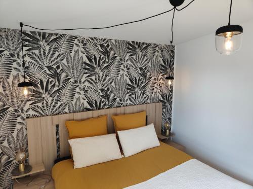 a bedroom with a bed and a black and white wallpaper at Escapade aux dunes in Brétignolles-sur-Mer