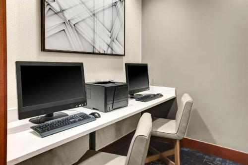 a desk with a computer and a keyboard and monitor at Hyatt Place Nashville Brentwood in Brentwood