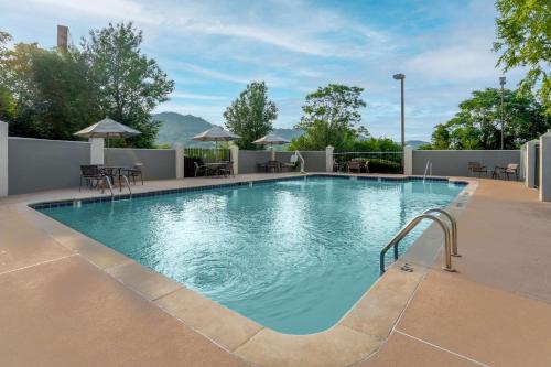 a large swimming pool with tables and chairs at Hyatt Place Nashville Brentwood in Brentwood