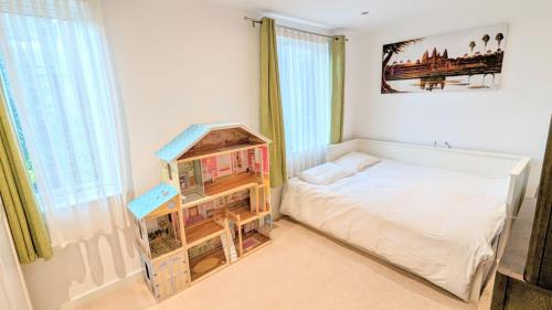 een kleine slaapkamer met een bed en een poppenhuis bij 3 Bedroom house in Camberwell in Londen