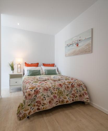 a bedroom with a bed with a floral bedspread at Host Wise - Peaceful Sunny Flat - Ace Location in Porto