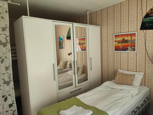 Dormitorio pequeño con cama y algunos espejos en Half a house w/your own door, 60m2, en Tornio