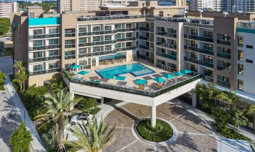 an aerial view of a building with a swimming pool at Tru By Hilton Pompano Beach Pier in Pompano Beach