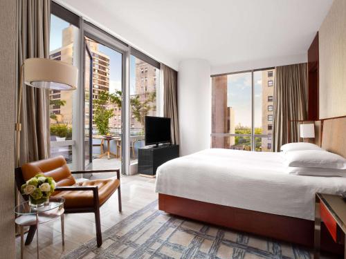 um quarto de hotel com uma cama e uma cadeira em Park Hyatt New York em Nova York