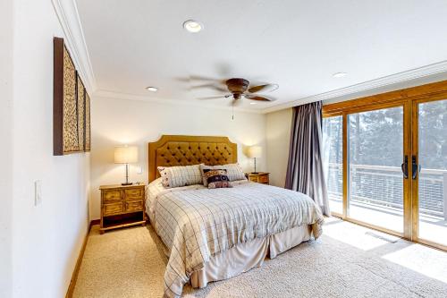 Schlafzimmer mit einem Bett und einem Fenster in der Unterkunft Moose Mountain Memories in Incline Village