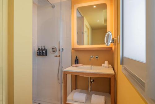 Bilik mandi di Canopy by Hilton Cannes