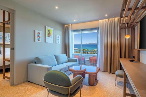 Ruang duduk di Canopy by Hilton Cannes