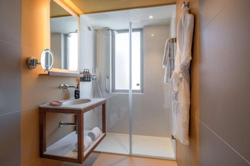 Bilik mandi di Canopy by Hilton Cannes