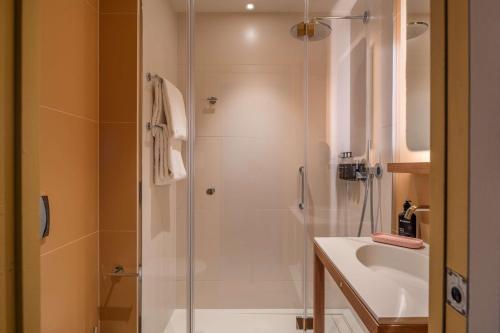 Bilik mandi di Canopy by Hilton Cannes