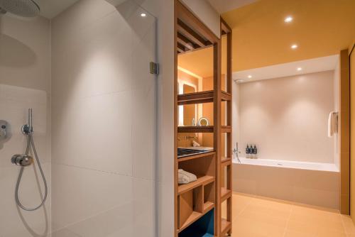 Bilik mandi di Canopy by Hilton Cannes