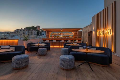 Ruang duduk di Canopy by Hilton Cannes