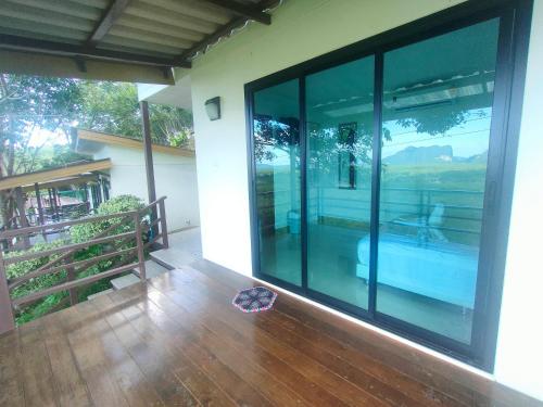 Bazén v ubytování Doisky Phangnga nebo v jeho okolí