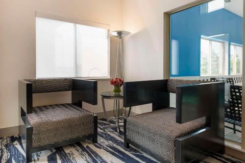 a waiting room with two chairs and a table at Comfort Inn Edinburgh - Columbus in Edinburgh