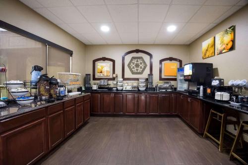 um restaurante com uma linha de buffet com comida em Comfort Inn & Suites Midway - Tallahassee West em Midway