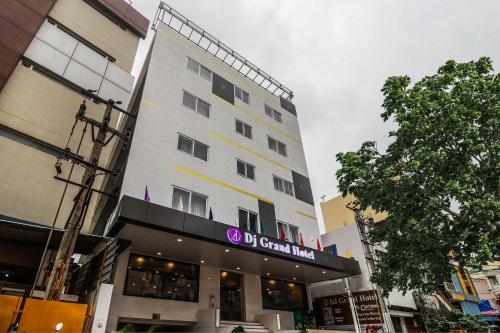 um edifício com uma placa que lê granada de hotel em Townhouse Hotel Dj Grand em Tirupati