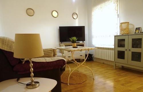 sala de estar con sofá y mesa con lámpara en Victoria Stay, en Alcalá la Real