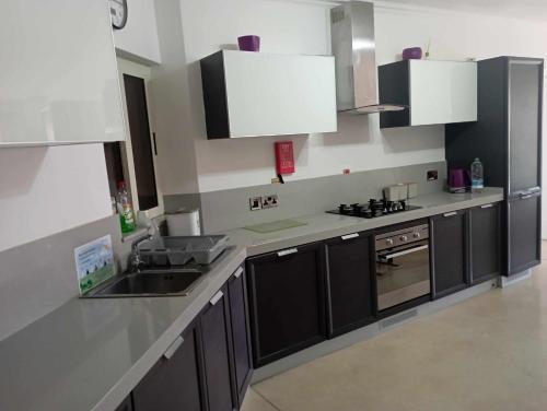 Virtuve vai virtuves zona naktsmītnē Cosy,central,modern Gem