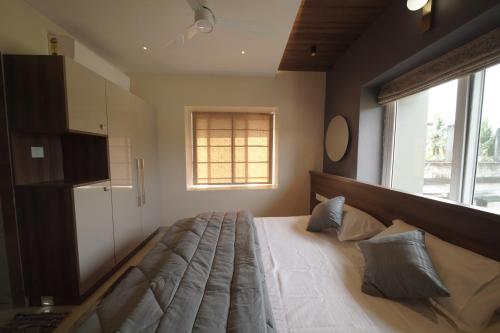 Φωτογραφία από το άλμπουμ του Ncomforts Luxurious Apartments σε Perintalmanna