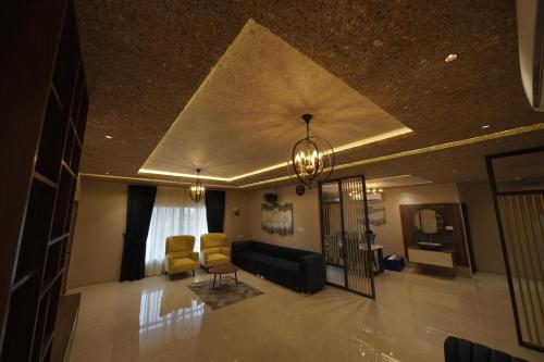 Φωτογραφία από το άλμπουμ του Ncomforts Luxurious Apartments σε Perintalmanna