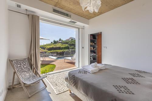 Postel nebo postele na pokoji v ubytování Les Terrasses de Calheta