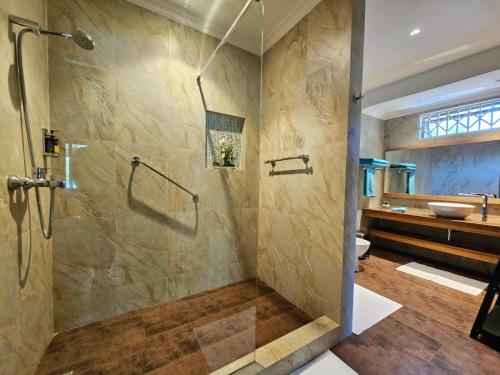 Kylpyhuone majoituspaikassa Villa Elodia by Le Duc Hotel & Villas
