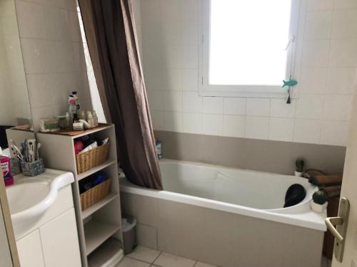 ein Badezimmer mit einer Badewanne und einem Waschbecken in der Unterkunft Celine in Bordes