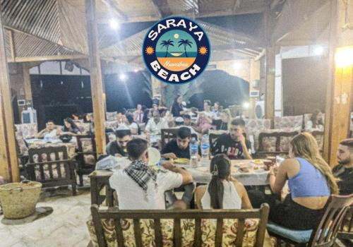 um grupo de pessoas sentadas numa mesa num restaurante em New Saraya Camp em Nuweiba
