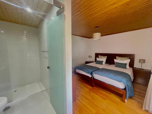 una camera con 2 letti e una doccia di Casa de Simaens a Felgueiras