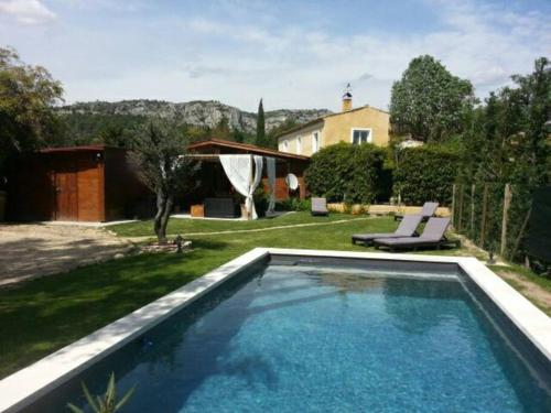 una piscina en el patio de una casa en le cabanon tendance du Luberon en Mérindol