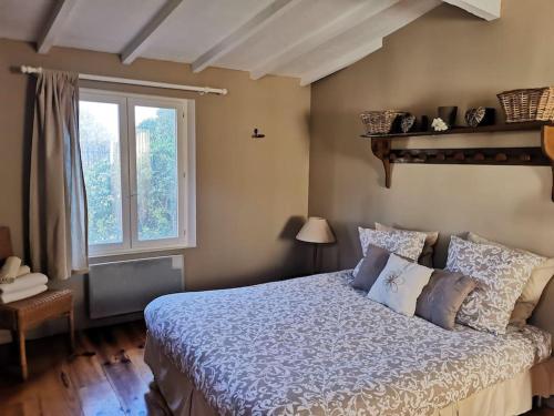 une chambre avec un grand lit et une fenêtre dans l'établissement le cabanon tendance du Luberon, à Mérindol