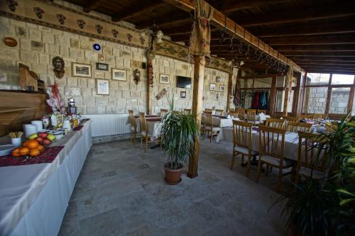 ウルギュップにあるMagic Cave Houseのテーブルと椅子が備わるレストラン