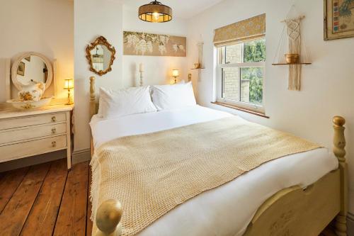 1 dormitorio con 1 cama grande y espejo en Beautiful 2-Bed Victorian House in Stamford, en Stamford