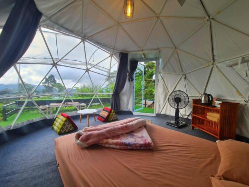 een kamer met een groot bed in een tent bij Phu Fahsai Homestay in Mon Jam