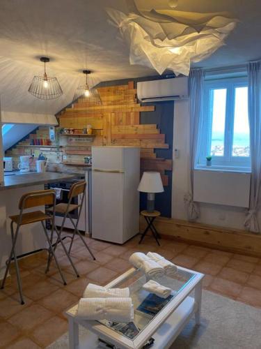 - une cuisine avec un comptoir et une table dans une pièce dans l'établissement Studio Climatisé Hyper Centre Ajaccio, à Ajaccio