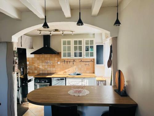 une cuisine avec une table avec un bol dessus dans l'établissement MS Duplex, à Corbeil-Essonnes